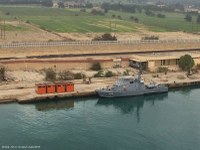 Vue du Canal de Suez (Égypte). Navire des forces de sécurité égyptiennes