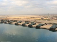 Vue du Canal de Suez (Égypte). Ponts flottants	