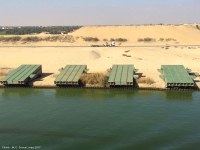 Vue du Canal de Suez (Égypte). Ponts flottants