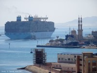 Le Mayview Maersk sortant du canal de Suez en direction de la mer Rouge (Égypte)