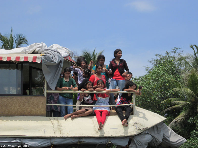 Balade de jeunes filles dans les lagunes du Kérala