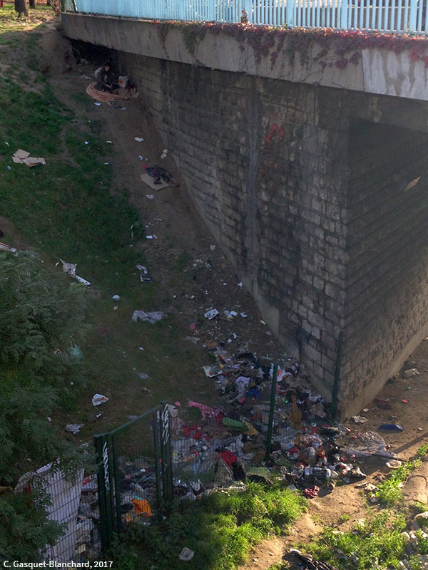 périphérique et ordures et femme