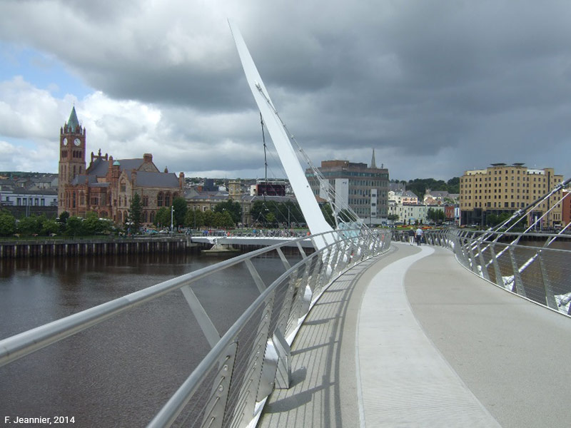 Le pont de la paix à Derry-Londonderry