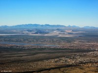 La Santa Cruz Valley vue depuis l’avion, au décollage de l’aéroport de Tucson (États-Unis)
