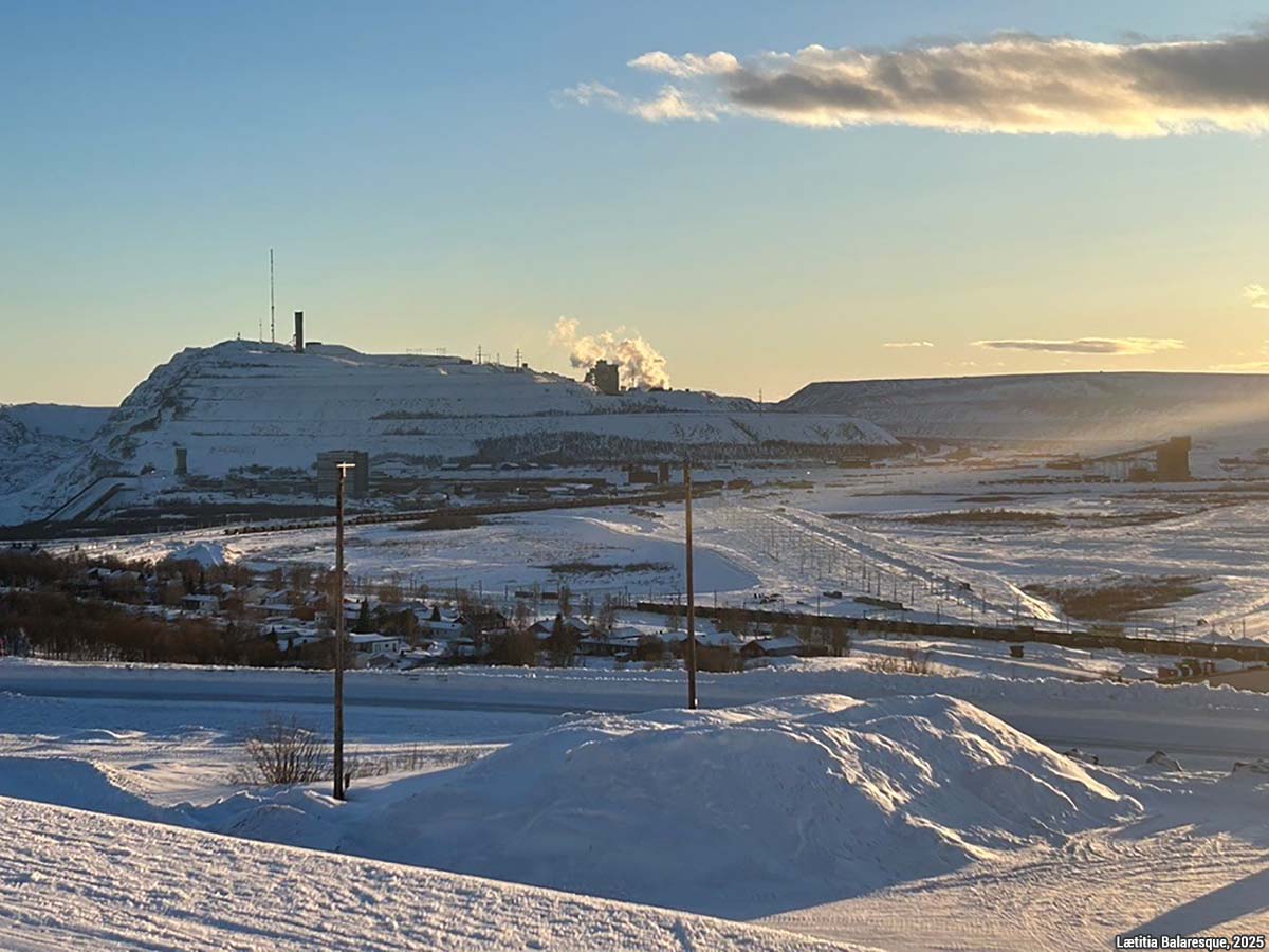 La mine de fer sur la montagne Kirunavaara. La photo a été prise en février 2025, à 15h30, durant la période d’enneigement, qui s’étend d’octobre à mai. Kiruna