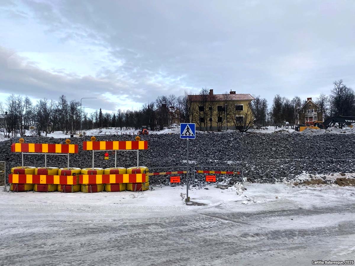 Document 6. Kiruna, maisons en cours de démolition. Cliché de Lætitia Balaresque, février 2025. maisons en cours de démolition