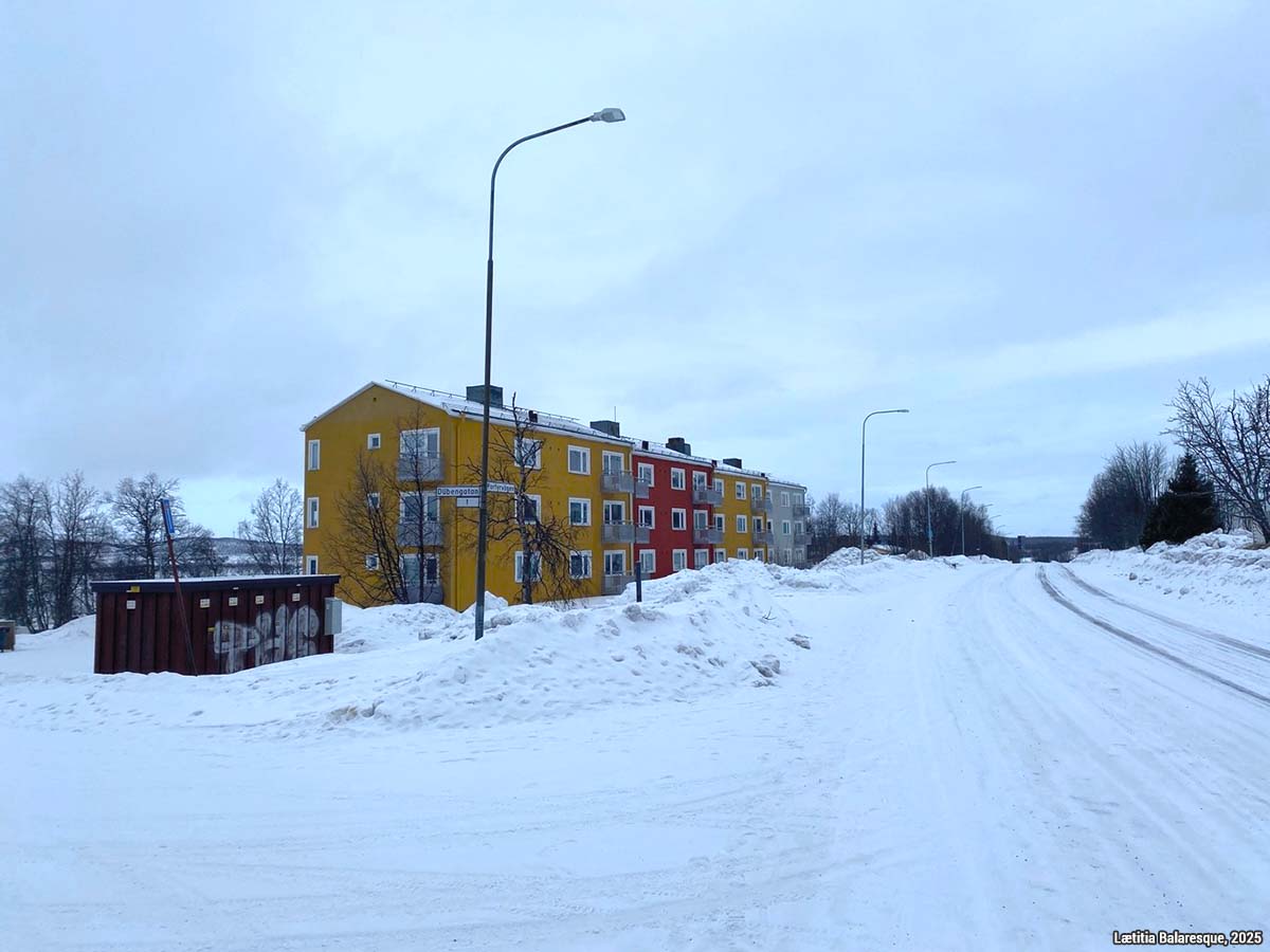 Logements de mineurs à proximité de la mine voués à être détruits dans les prochains mois. Cliché de Lætitia Balaresque, février 2025. Logements de mineurs