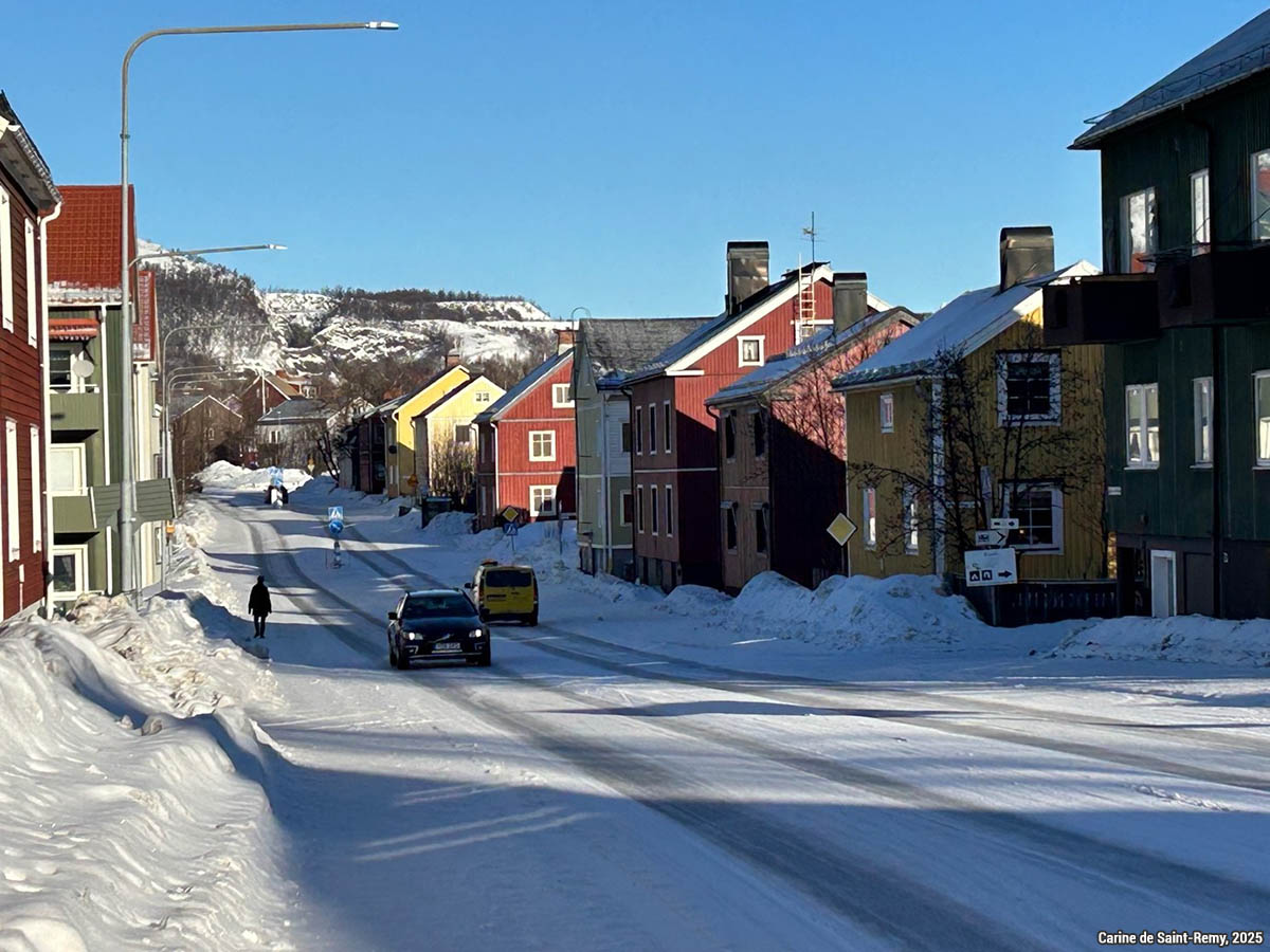 maisons en bois, peu élevées, colorées paysage urbain arctique