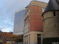 Juxtaposition de trois bâtiments d'époques différentes à Bruxelles (Belgique)