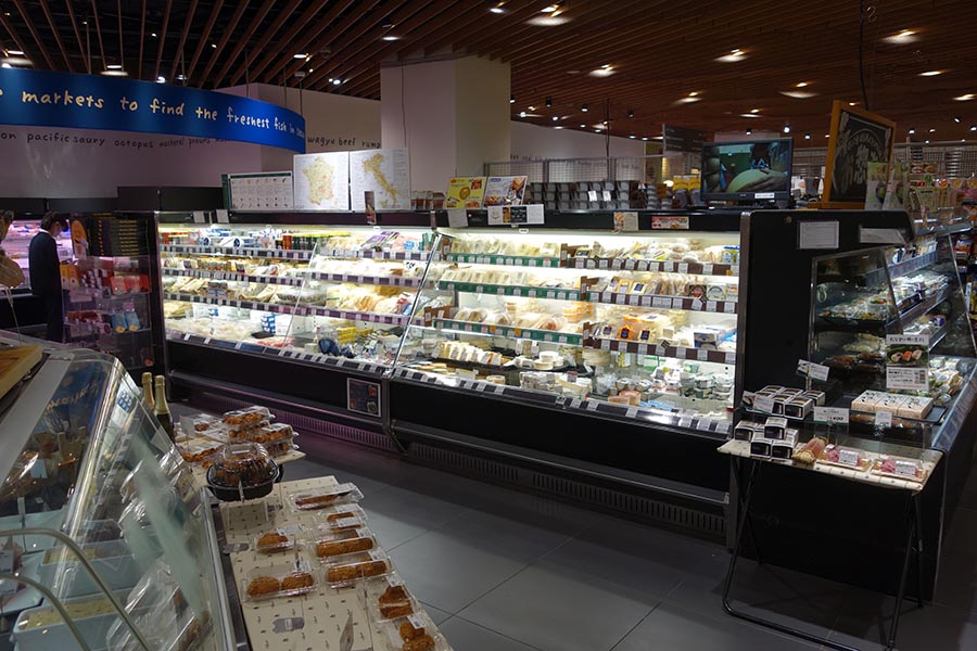 Le rayon de fromages au supermarché haut de gamme Kinokuniya à Aoyama (est de l’arrondissement de Shibuya) (Tokyo)