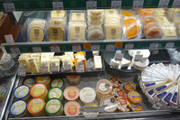 Détail du rayon de fromages au supermarché haut de gamme Kinokuniya à Aoyama (Tokyo)