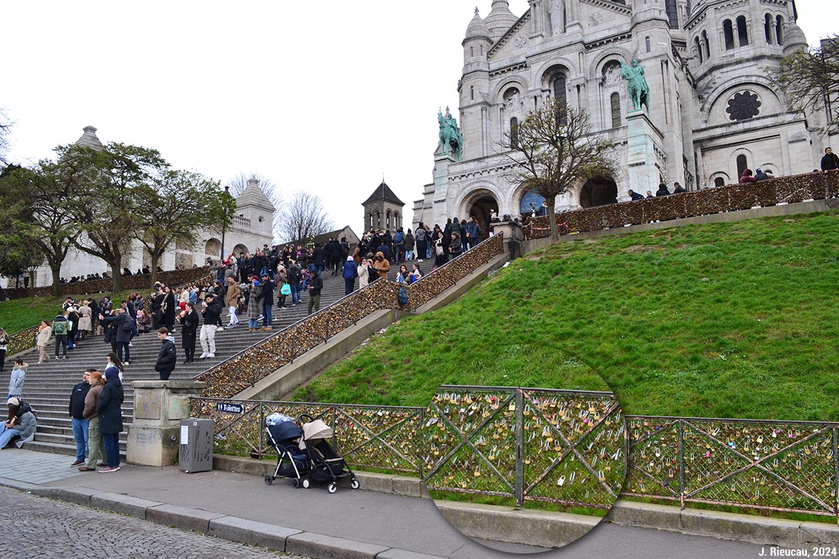 Des milliers d’artefacts métalliques sur les marches de la basilique du Sacré-Cœur, sur la butte Montmartre (Paris, XVIIIe arrondissement)