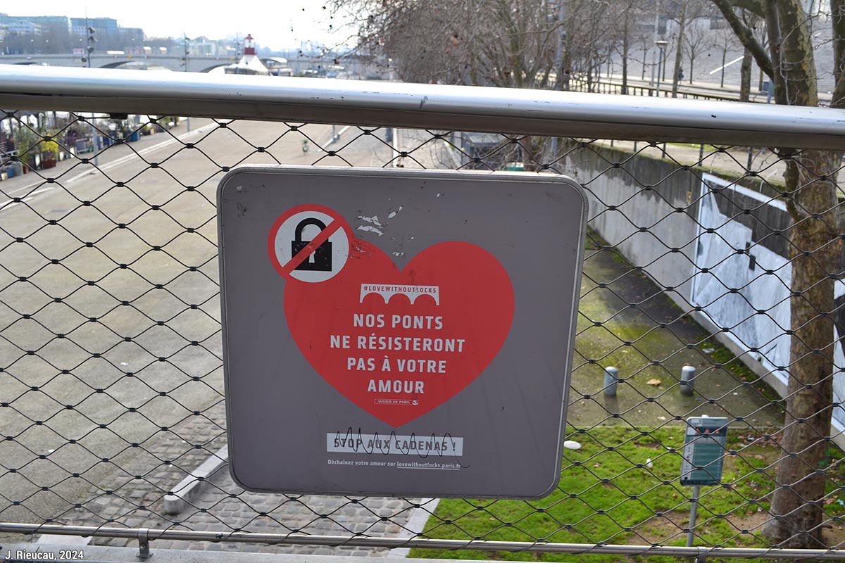 Panneau : "nos ponts ne résisteront par à nostre amour" "#lovewithoutlocks" à Paris