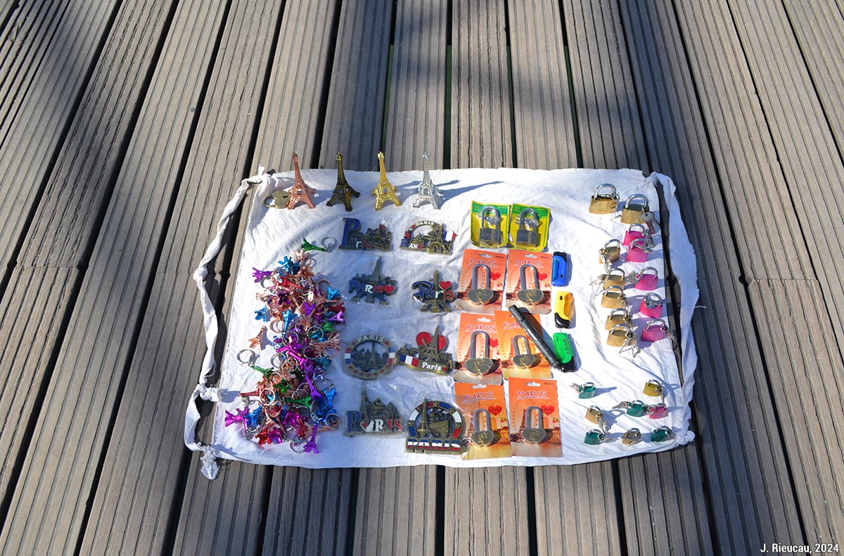 Vente à la sauvette de souvenirs touristiques, Paris