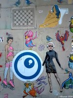 Montée vers la butte Montmartre, haut lieu du collage international et zone artistique à défendre (Paris, 18e arrondissement)