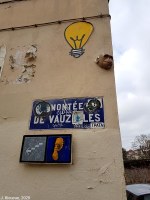 Profusion de collages, autour de la plaque indiquant la montée de Vauzelles (quartier de la Croix Rousse, Lyon)
