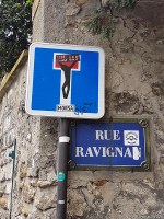 Détournement par l’art urbain de la signalétique de l’impasse, rue Ravignan (Paris, 18e arrondissement)