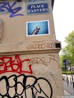 Dualité de l’art urbain, entre esthétisation et « vandalisme », à proximité de la signalétique de la place d’Anvers (Paris, 9e arrondissement)