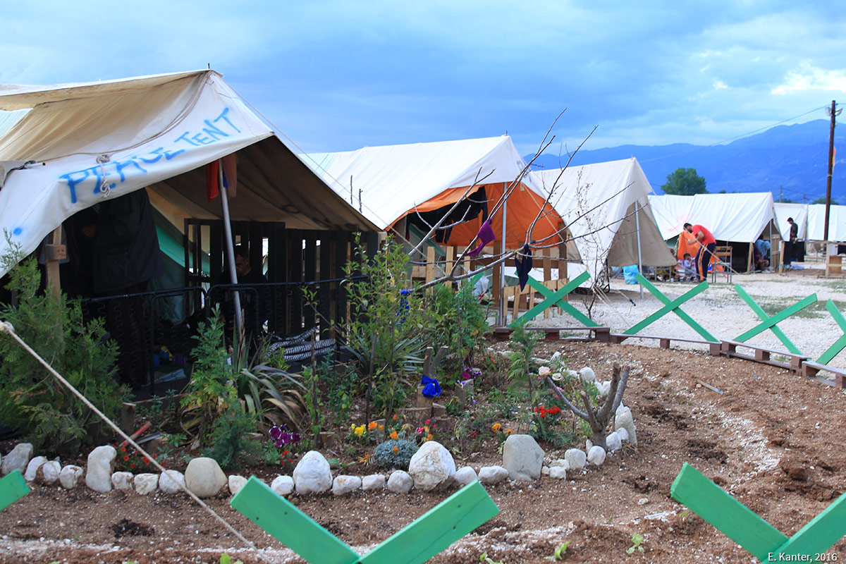 Jardin devant une tente de réfugié dans le camp de Katsikas en Grèce Emma Kanter