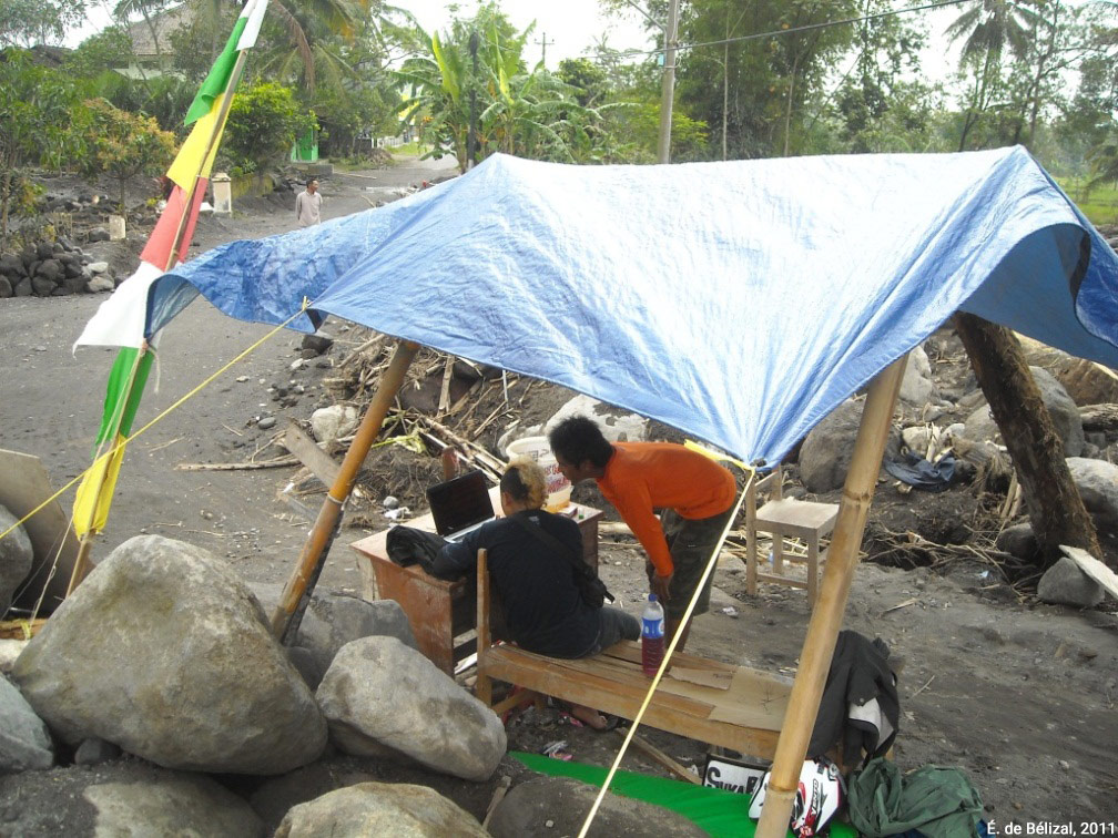 Un poste d’information sur la rivière Opak, au sud du volcan Merapi (Indonésie)