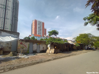 Habitats informels au pied d’une nouvelle zone résidentielle à Ha Dong (Hanoï, Vietnam)