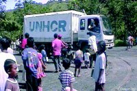 Camion du HCR (Haut-Commissariat aux réfugiés de l’ONU) ramenant en 2001 au Timor oriental des personnes déplacées de forces vers l’Indonésie en 1999