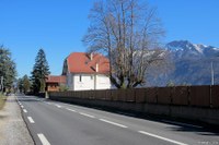Rivage privatisé à Doussard vu depuis la route départementale longeant le lac d'Annecy (rendu invisible par les clôtures des villas)