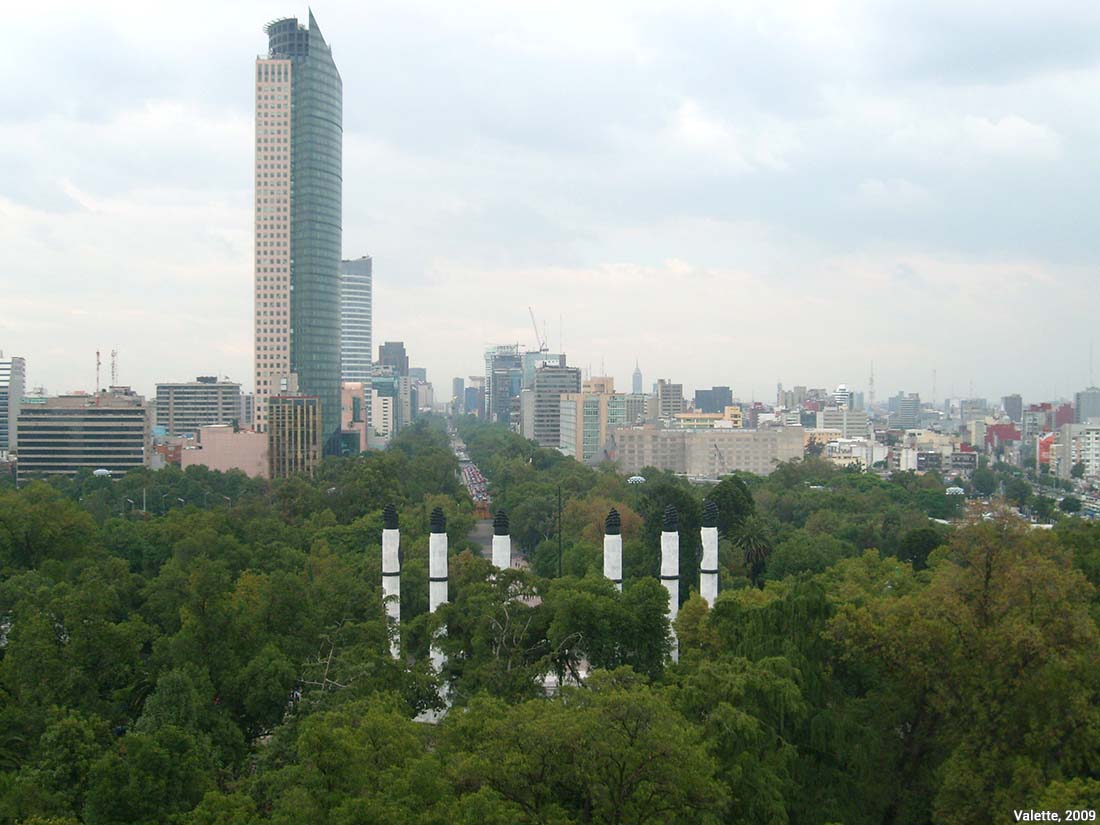 Verticalisation des quartiers d’affaires à Mexico : paysage urbain de Reforma en 2009 