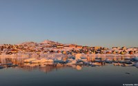 La ville de Nuuk et ses icebergs vus depuis la mer (Groenland)