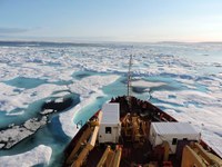 Le brise-glace de recherche canadien, l’Amundsen, dans la baie de Baffin (Canada)
