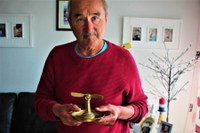 Niels Henningsen (né en 1952) avec une pièce en métal fabriquée par son père (Groenland, Danemark)