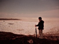 Hendrik Petersen devant le fjord d'Ilulissat avec son fusil de chasse (Groenland, Danemark)