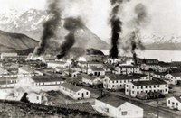 Bâtiments en flammes à Dutch Harbor, dans les îles aléoutiennes (Mer de Beiring), suite à une attaque japonaise, le 3 juin 1942