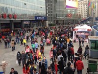 La place Guanggu (Chine) le dimanche 13 mars 2016 autour de 15 h