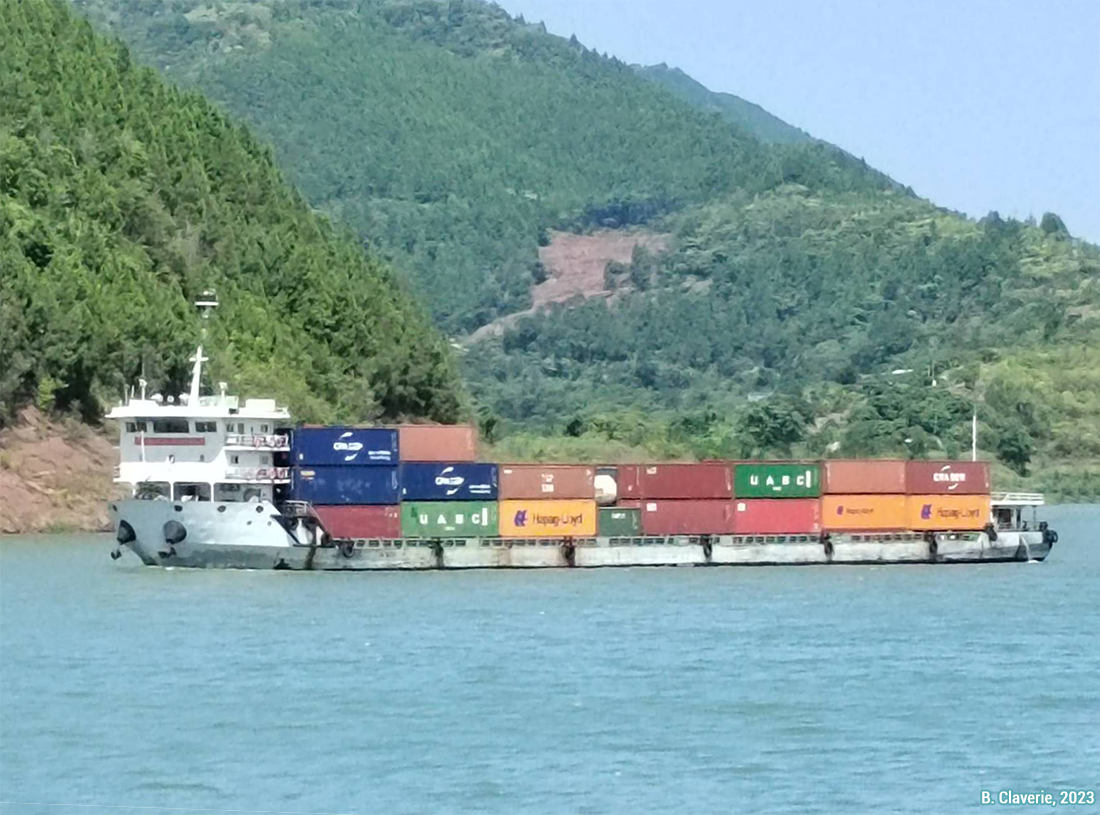 Transport de conteneurs par barge fluviale