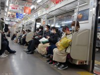 Dans le métro de Tokyo avant l’état d’urgence sanitaire déclaré le 7 avril (Japon)