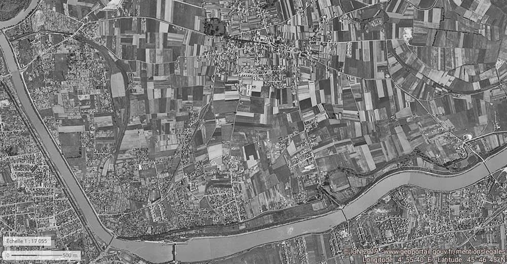 Photographie aériennes du centre de la commune de Vaulx-en-Velin (banlieue de Lyon), avant 1965