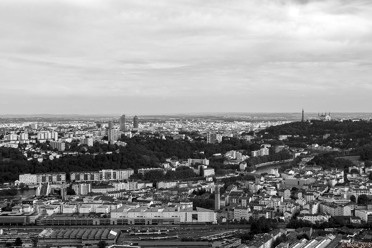 Vue de Lyon depuis le toit de la tour panoramique de la Duchère (HD)