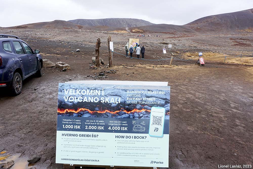 Panneau touristique détaillant le coût d'accès au champ de lave de l'éruption de 2021 sur la péninsule de Reykjanes (Islande) 
