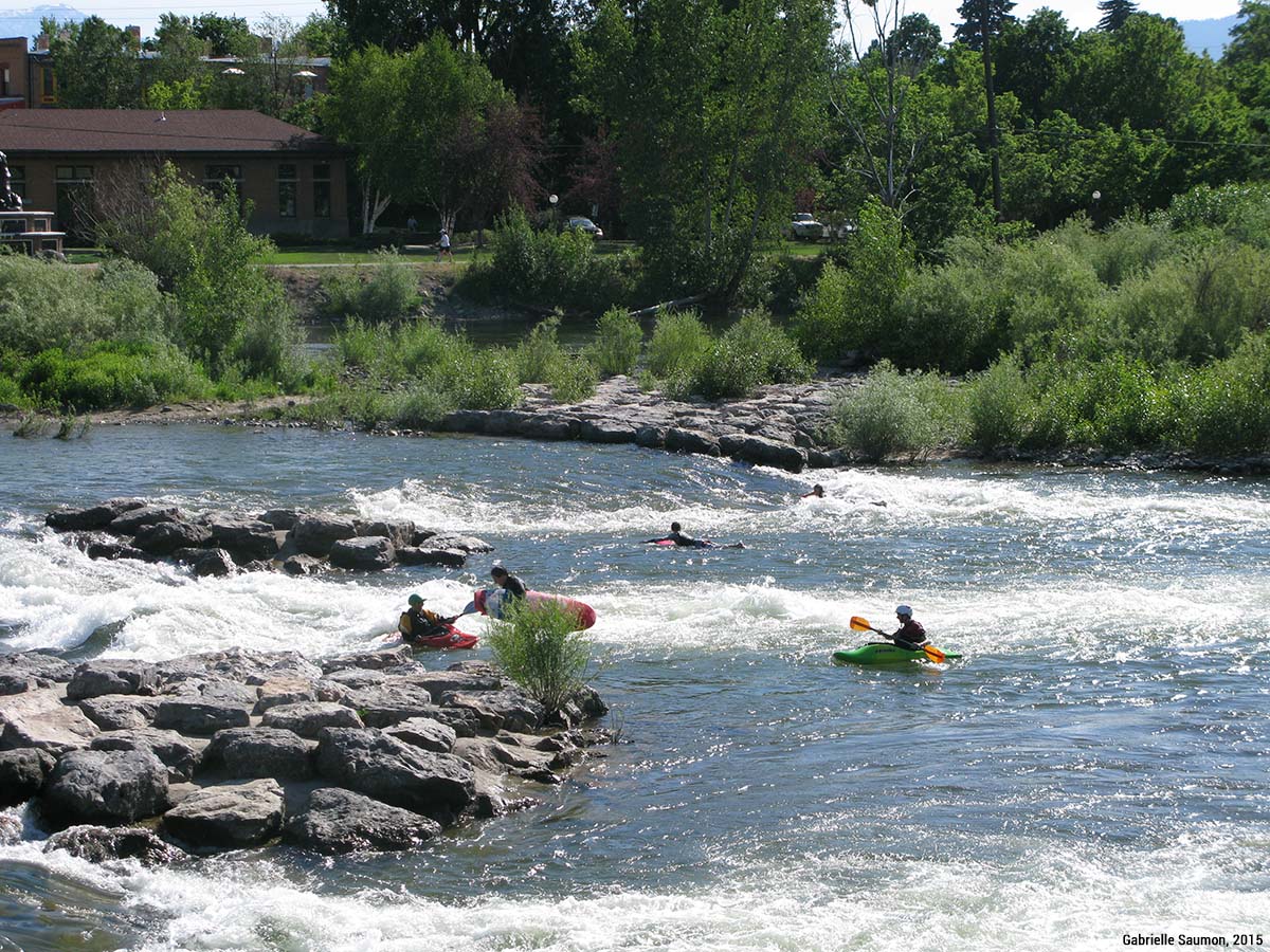 Kayak dans la Clark Fork River, Missoula, Montana, États-Unis