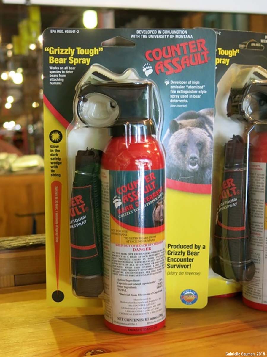 Spray effaroucheur anti-ours en vente dans un magasin du Montana, États-Unis 