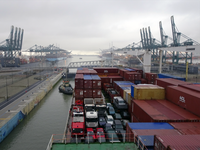 Écluse dans le port d'Anvers, barge avec conteneurs et véhicules, grues portuaires