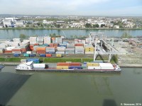 Photo du terminal de conteneurs dans le port de Bâle sur le Rhin (Suisse)