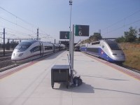 Un Velaro espagnol (à gauche) à un TGV Duplex français (à droite) en gare de Figueras (Espagne)