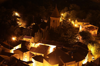 Lunas (PNR du Haut-Languedoc) éclairée de nuit avant l’extinction