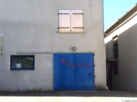 « Bio Business ». Graffiti à l’entrée du siège de l’association de semences Kokopelli (Mas d'Azil, Occitanie, France)