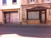 Devantures d’anciens commerces à Saint-Julien-sur-Reyssouze (Auvergne-Rhône-Alpes)