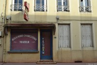 Devanture d’une ancienne boucherie à Saint-Triviers-de-Courte (Auvergne-Rhône-Alpes)