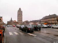 Place centrale après la pluie à Verneuil-sur-Avre (auj. Verneuil d’Avre et d’Iton), Normandie