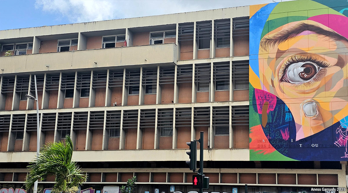 Façade d’une friche administrative, boulevard Légitimus